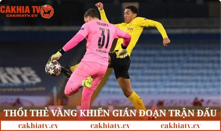 Thổi thẻ vàng khiến gián đoạn trận đấu